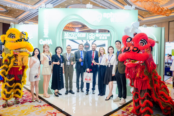 2025 IMCAS 中國大會中方總主席、同濟(jì)大學(xué)附屬同濟(jì)醫(yī)院整形美容外科主任崔海燕教授與IMCAS主辦方共同親臨優(yōu)法蘭展臺