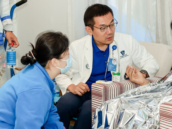 北京和睦家醫(yī)院心內(nèi)科副主任醫(yī)師唐國棟正在救治選手 北京和睦家醫(yī)院心內(nèi)科副主任醫(yī)師唐國棟正在救治選手