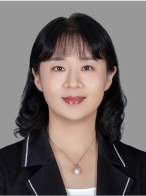 周清：廣東省人民醫(yī)院腫瘤醫(yī)院院長(zhǎng)，廣東省肺癌研究所副所長(zhǎng)；教育部長(zhǎng)江學(xué)者特聘教授；國(guó)際肺癌研究協(xié)會(huì)（IASLC）職業(yè)發(fā)展與獎(jiǎng)學(xué)金委員會(huì)委員；中國(guó)胸部腫瘤研究協(xié)作組（CTONG）副會(huì)長(zhǎng)兼秘書(shū)長(zhǎng)；廣東省醫(yī)師協(xié)會(huì)臨床試驗(yàn)專業(yè)委員會(huì)主任委員；廣東省基層醫(yī)藥學(xué)會(huì)肺癌專業(yè)委員會(huì)主任委員