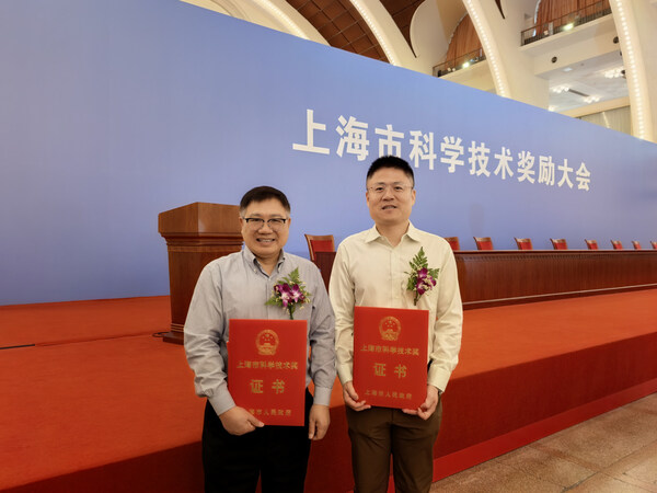 劉明耀教授（左1）、杜冰教授（左2）代表團(tuán)隊(duì)領(lǐng)取榮譽(yù)