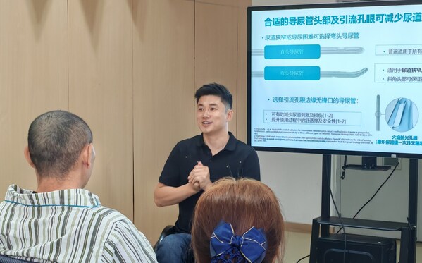 四川嘉事康復(fù)醫(yī)院的傷友同儕導(dǎo)師在活動(dòng)現(xiàn)場(chǎng)分享康復(fù)經(jīng)驗(yàn)