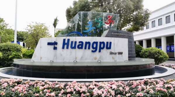 圖三：護(hù)舒寶廣州黃埔工廠被評(píng)定為"燈塔工廠"，該項(xiàng)目由達(dá)沃斯世界經(jīng)濟(jì)論壇與管理咨詢(xún)公司麥肯錫合作開(kāi)展遴選，被譽(yù)為"世界上最先進(jìn)的工廠"，代表著全球智能制造、數(shù)字化和自動(dòng)化整合方面的超高水平。