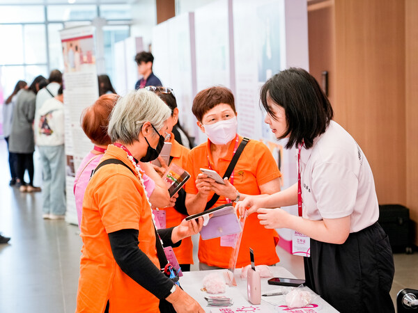 富士膠片(中國(guó))展位吸引了許多乳腺癌公益組織人士互動(dòng)交流 富士膠片(中國(guó))展位吸引了許多乳腺癌公益組織人士互動(dòng)交流