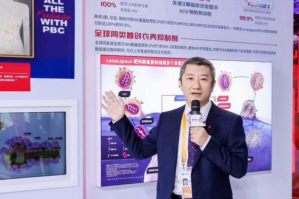 吉利德中國(guó)醫(yī)學(xué)事務(wù)部負(fù)責(zé)人肖華為參展觀眾介紹重磅展品