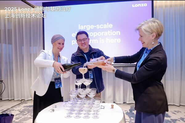 從左至右依次為L(zhǎng)onza細(xì)胞工程技術(shù)研發(fā)經(jīng)理 Valerie Annibaldi博士、北恒生物CMC總監(jiān)陳明曦先生、Lonza 細(xì)胞發(fā)現(xiàn)業(yè)務(wù)全球執(zhí)行總監(jiān) Mary Riley女士