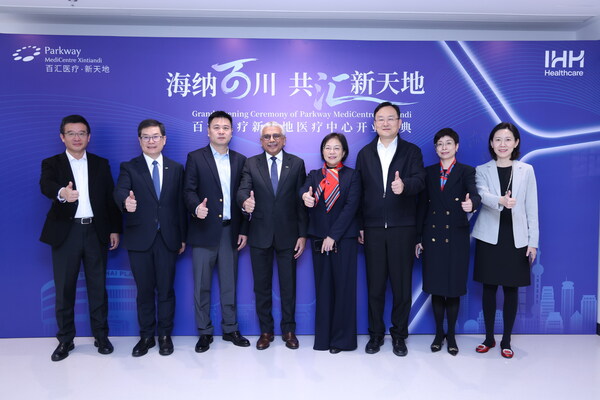 （從左至右）孫向彤先生、曾慶亷醫(yī)生、張欽先生、奈爾&middot;平柯醫(yī)生、袁園副區(qū)長、王煒主任、陸曉鈞書記、李云燕女士