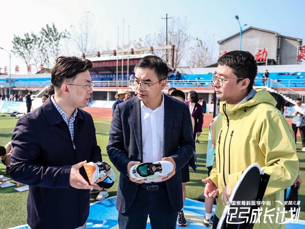 岳陽市副市長張世愚、上海六院國家骨科醫(yī)學中心副主任醫(yī)師鄒劍、安踏兒童品牌總監(jiān)初帥現(xiàn)場交流足弓成長計劃及足弓PRO跑鞋
