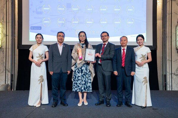 左三為金賽藥業(yè)新加坡子公司代表現(xiàn)場領(lǐng)獎(jiǎng)