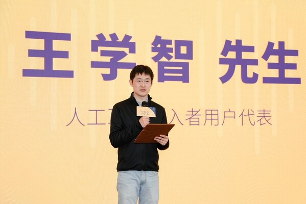 人工耳蝸植入者代表王學(xué)智