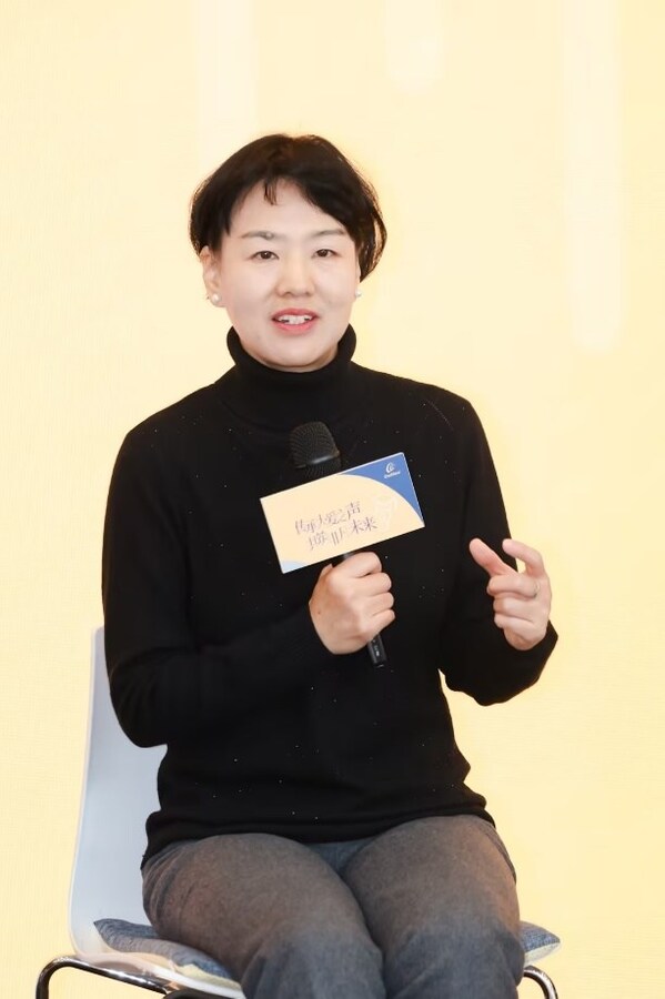 南開大學(xué)副教授、中國聾人協(xié)會第四屆委員會副主席、天津市聾人協(xié)會主席、第七屆全國自強(qiáng)模范卜欣欣