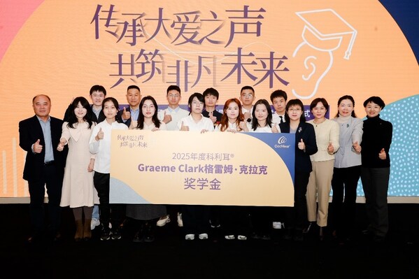 獲獎?wù)吲c頒獎嘉賓合影