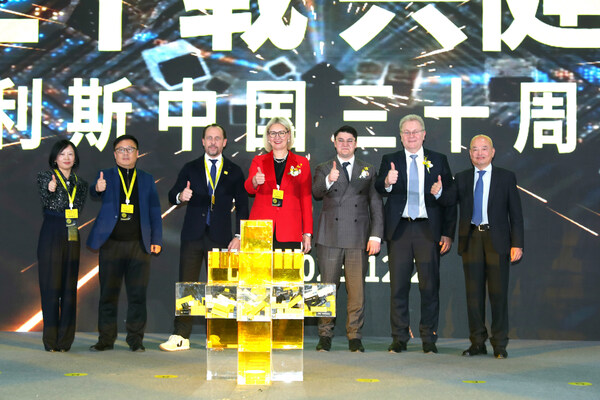 從左至右：賽多利斯中國總經(jīng)理王旭宇、榮昌集團供應(yīng)保障部總監(jiān)賈進喜、賽多利斯生物工藝解決方案板塊運營負責人Torsten M&uuml;ller、賽多利斯執(zhí)行董事會成員Alexandra Gatzemeyer、德國駐華使館工業(yè)參贊Asif Halilovi?、賽多利斯實驗室產(chǎn)品與服務(wù)板塊運營負責人Carsten Wolter、賽多利斯北京運營負責人趙宇光