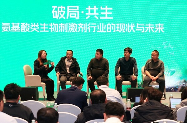 （從左至右）拜耳作物科學(xué)作物健康產(chǎn)品經(jīng)理 張艾嘉，云南農(nóng)團(tuán)農(nóng)業(yè)科技有限公司 趙吉祥，  新疆裕民縣李偉農(nóng)資有限公司 李偉，濟(jì)南智科農(nóng)業(yè)科技服務(wù)有限公司 夏世文，四川優(yōu)信良品農(nóng)業(yè)發(fā)展有限公司 容亞文