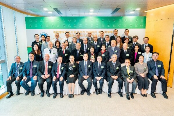 “養(yǎng)和醫(yī)療集團與中國醫(yī)學(xué)科學(xué)院腫瘤醫(yī)院深圳醫(yī)院合作備忘錄簽署儀式”全體嘉賓合照。